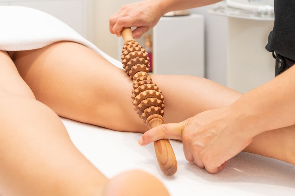 Transforma tu figura naturalmente: La maderoterapia utiliza técnicas con herramientas de madera para moldear tu cuerpo y reducir la celulitis, logrando una figura más estilizada. ¡Prueba el poder de la madera!...